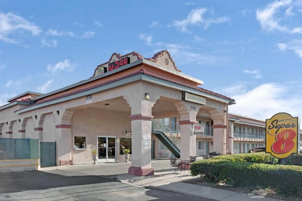 Super 8 by Wyndham Tucson Downtown Convention Center image 2
